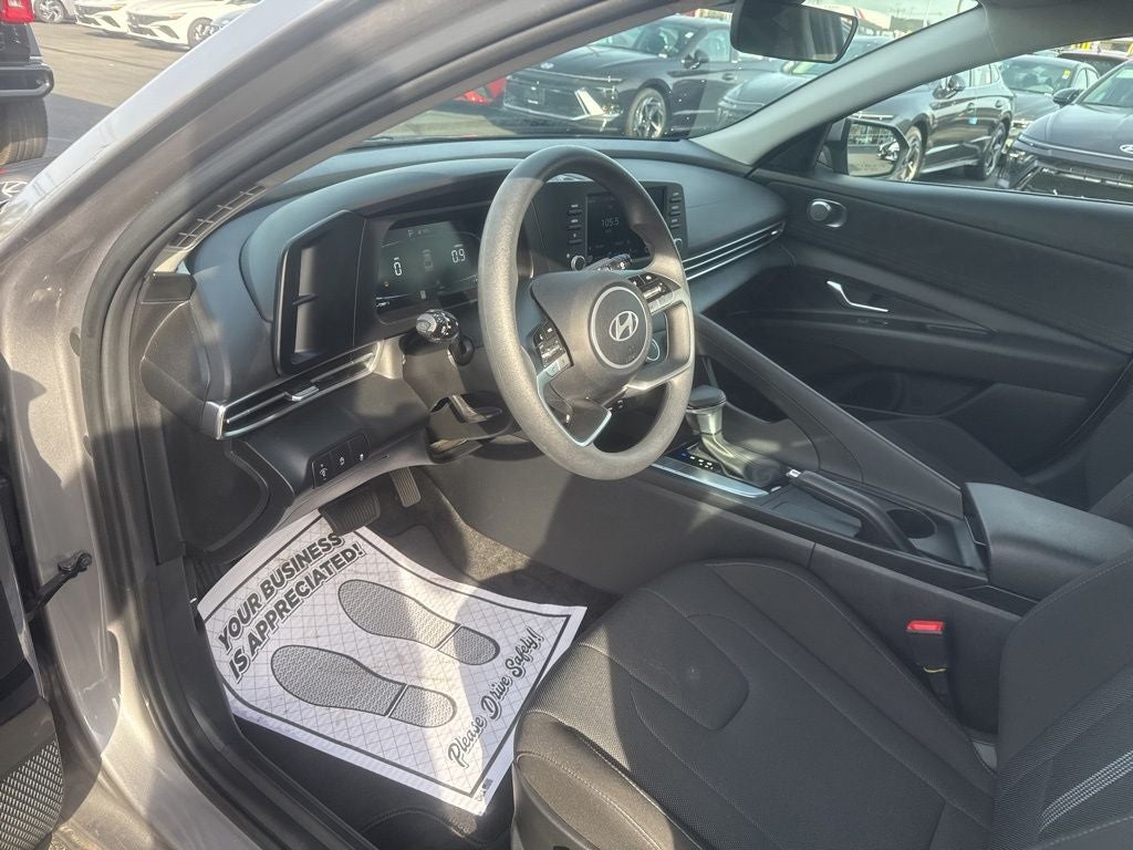 2025 Hyundai ELANTRA SE