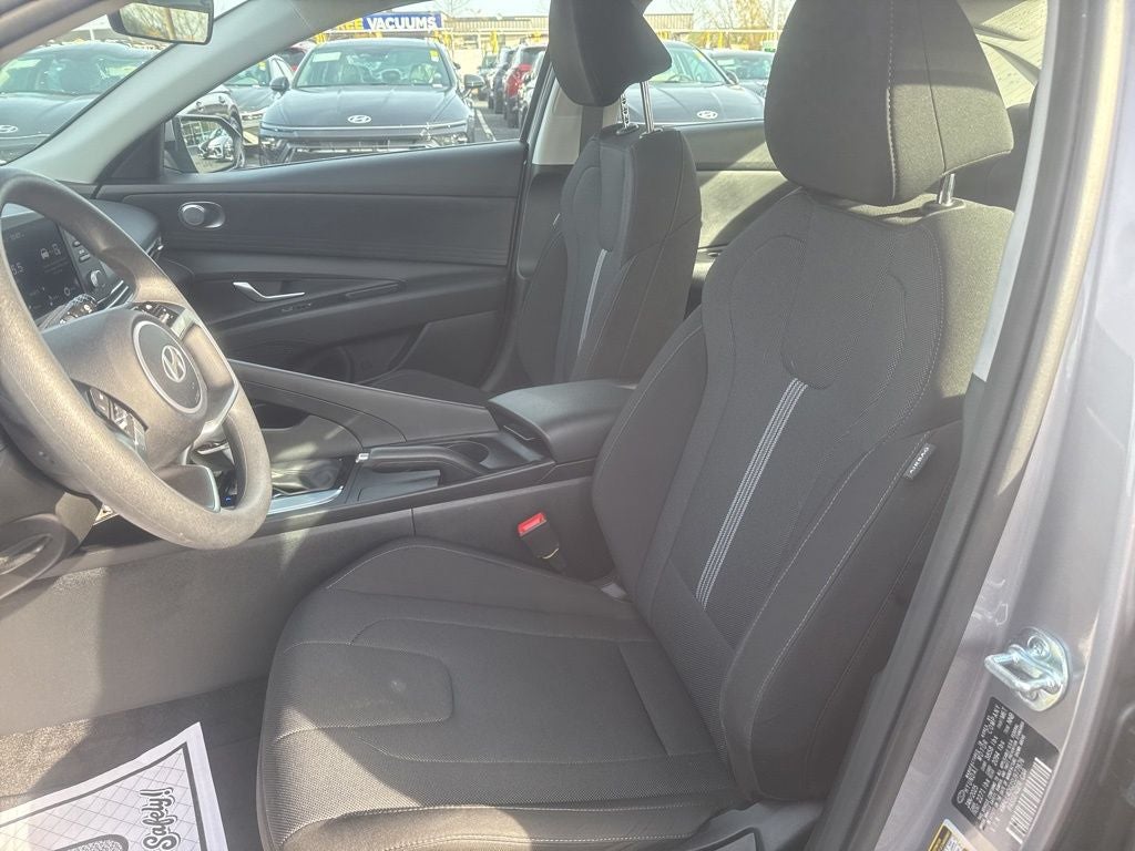 2025 Hyundai ELANTRA SE