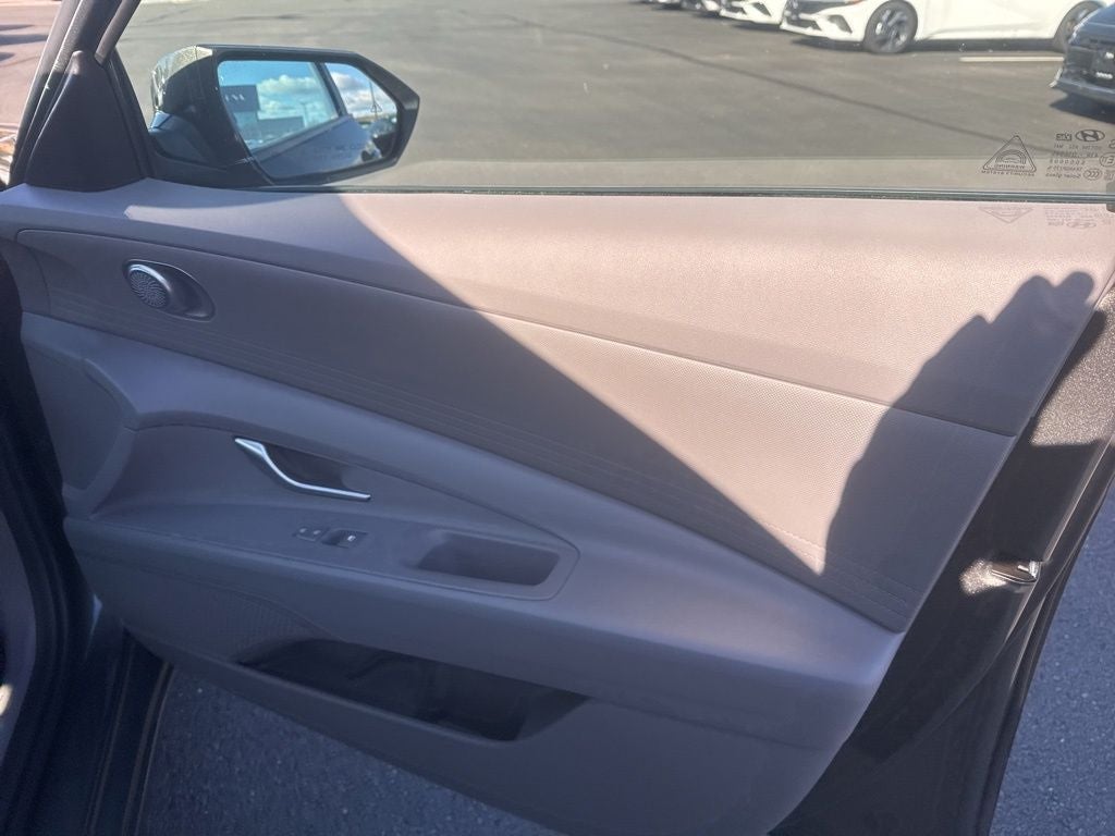 2024 Hyundai ELANTRA SE