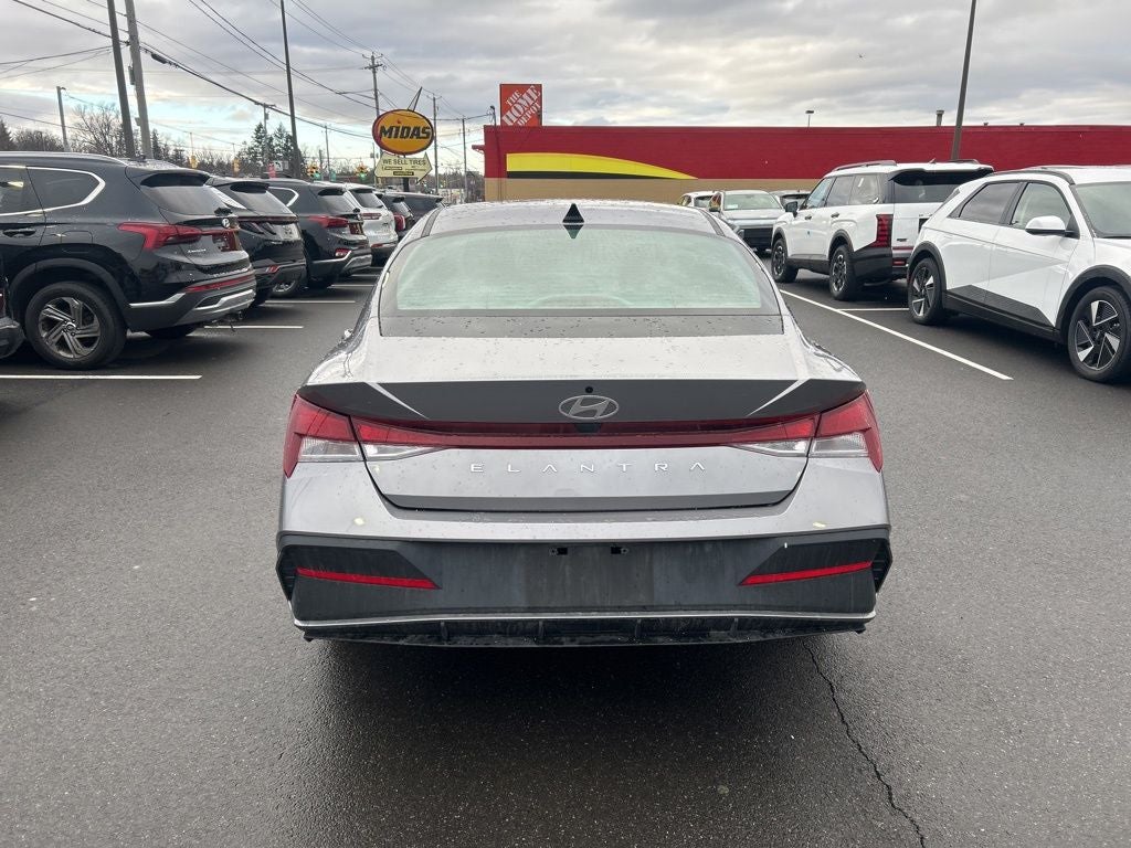 2025 Hyundai ELANTRA SE