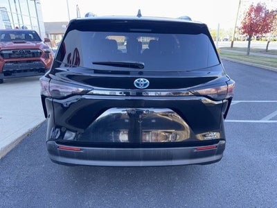 2024 Toyota Sienna XLE 8 Passenger